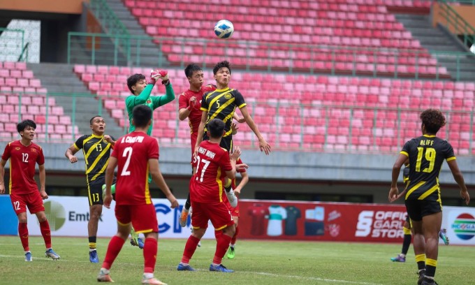 Việt Nam và Malaysia trong lần so tài tại giải U19 Đông Nam Á hồi tháng Bảy. Ảnh: VFF.